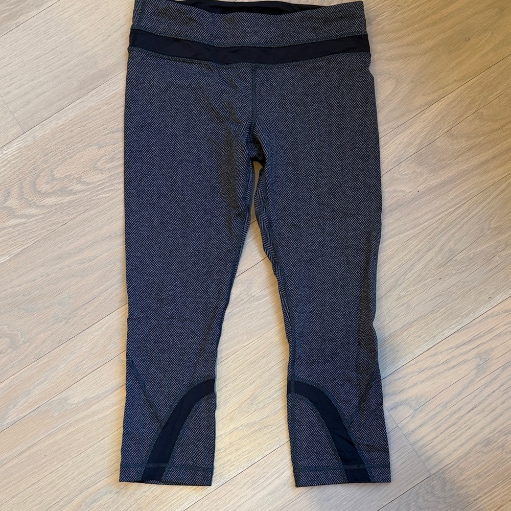 Lululemon cropped herringbone, black and gray legging excellent condition size 8
